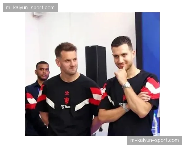 曼联防线告急：马奎尔停赛，德利赫特背伤，仅剩19岁小将海文可用