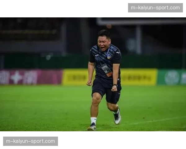 重庆铜梁龙2-0深圳新鹏城，刘建业防守反击战术体系成效显著